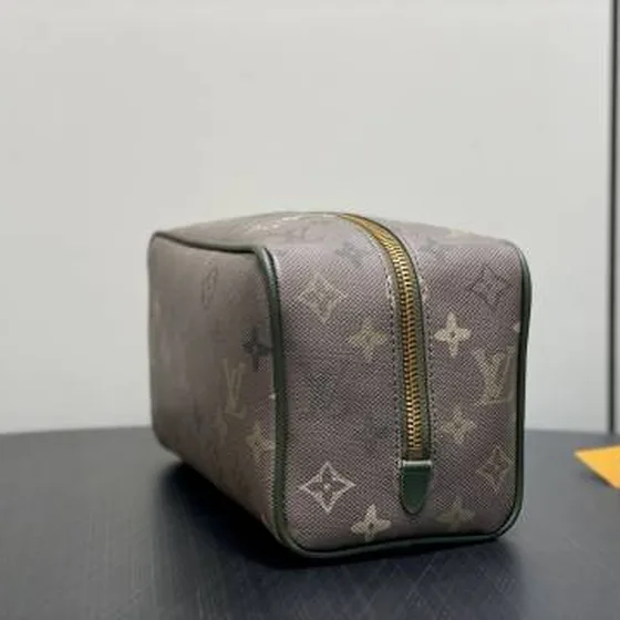 Louis Vuitton M26963 Monogram Surplus 13 x 12 x 23 cm travel