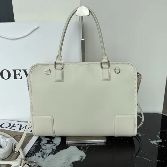 Loewe Amazona Bag สีขาว Top Handle