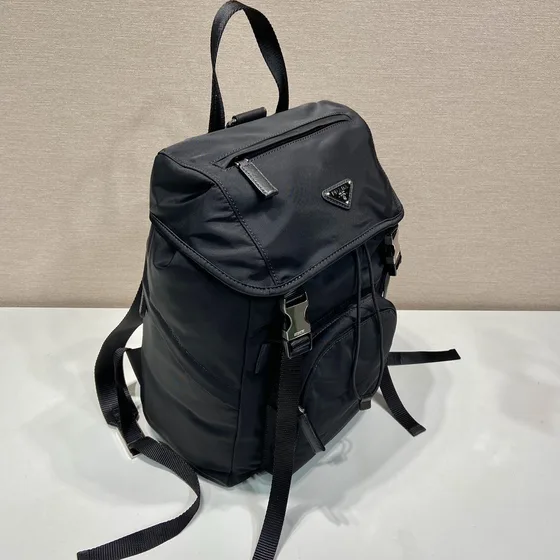 Prada Nylon Drawstring Rygsæk With Flap Sort Rygsæk
