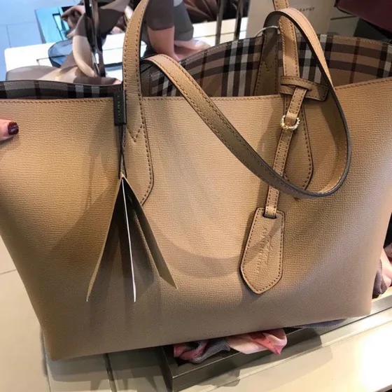 Burberry The Medium Reversible Tote In Haymarket Check Beige Bolso tote