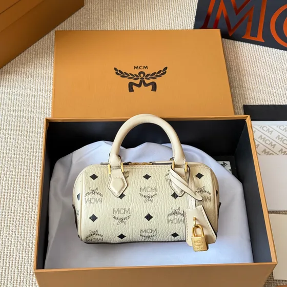 MCM Essential Boston Bag Weiß Henkel