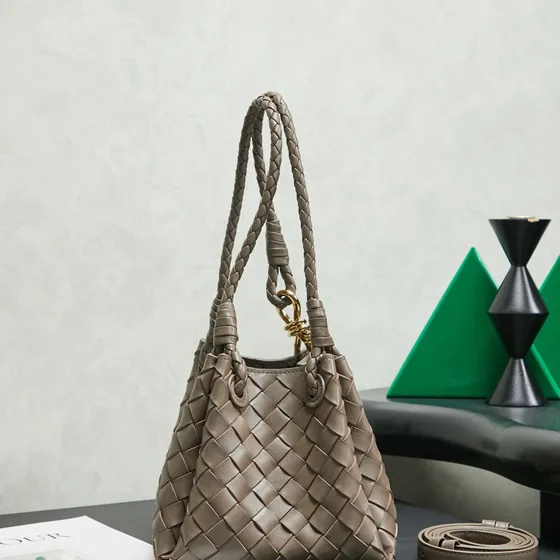 Bottega Veneta Andiamo Taupe Grijs Schoudertas