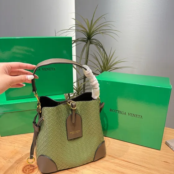 Bottega Veneta Intrecciato Vintage Bucket Bag Olive Green Shoulder Bag