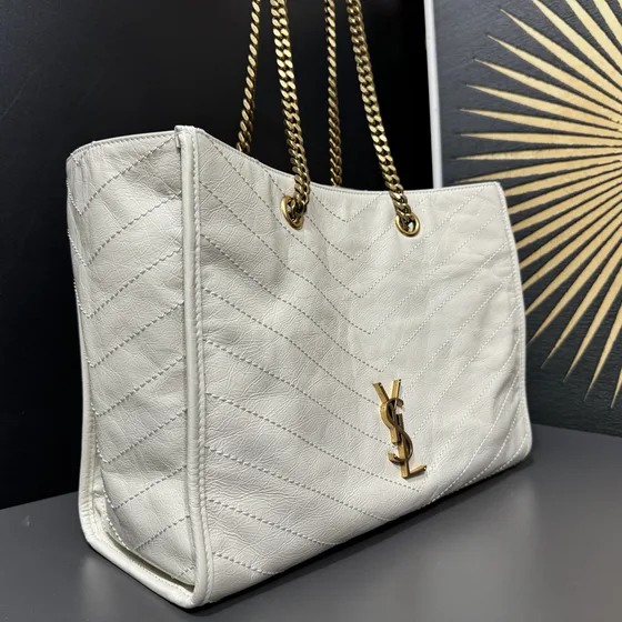 YSL Cassandre Matelassé Chevron Quilted Grain De Poudre Large Sh أبيض Tote Bag