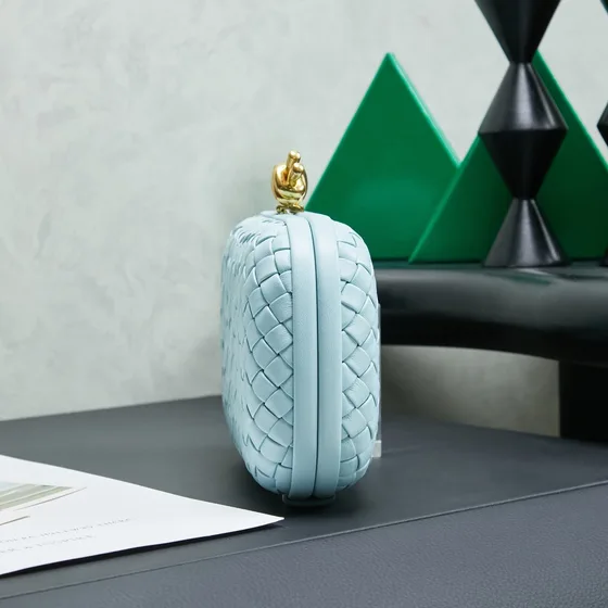 Bottega Veneta Intreccio Knot Minaudiere Clutch Light أزرق Clutch