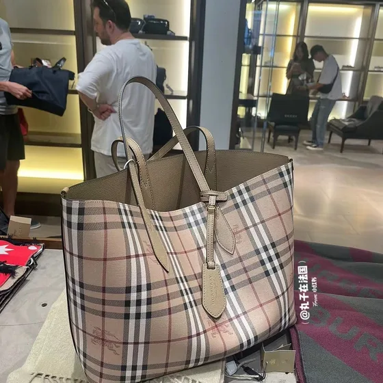 Burberry The Medium Reversible Tote In Haymarket Check Beige Bolso tote