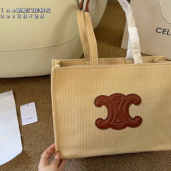 Celine Triomphe สีครีม 39×29cm Tote Bag