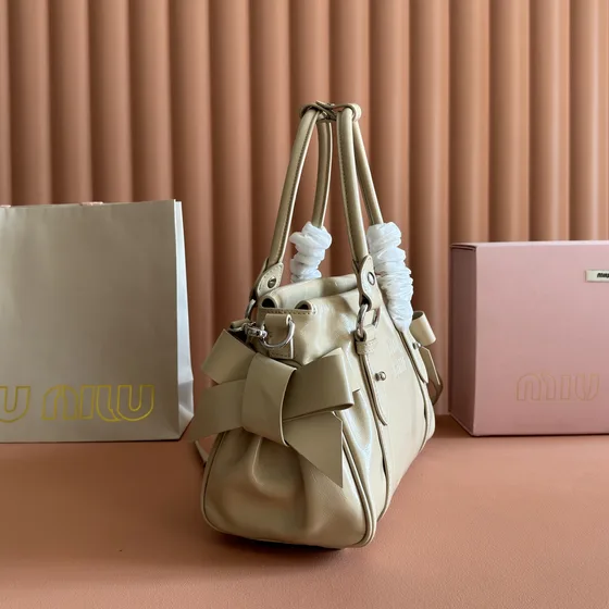 Miu Miu Leder Top-Handle Bag Beige Bovenhandgreep