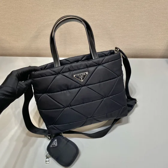 Prada Re-Edition 1995 Quilted ไนลอน Tote สีดำ Tote Bag
