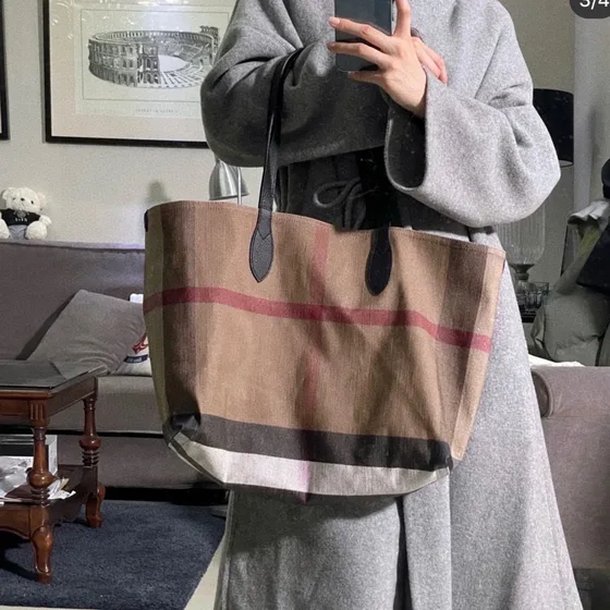 Burberry The Giant Reversible Tote Beige Tote Bag