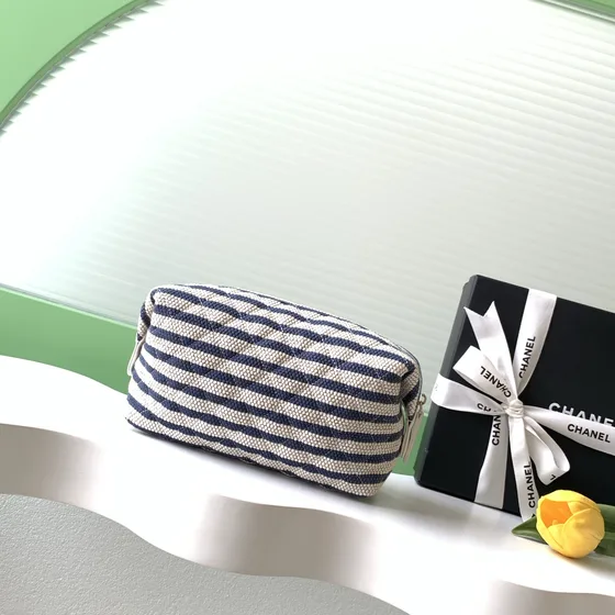 Chanel Cosmetic Pouch Biru laut Biru And Putih Clutch