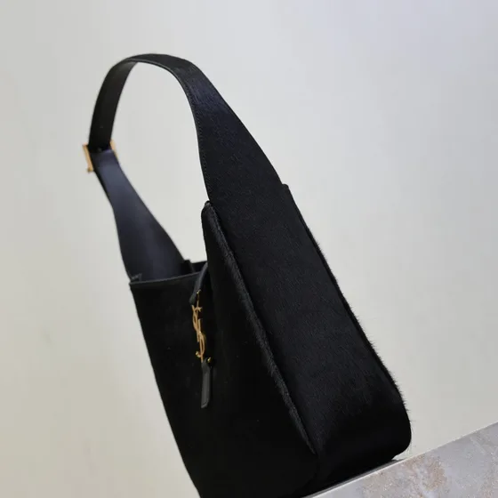 YSL Le 5 À 7 Hobo Schwarz Hobo