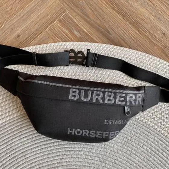 Burberry Hitam casual