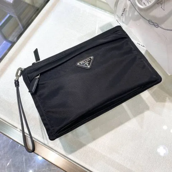 Prada สีดำ crossbody