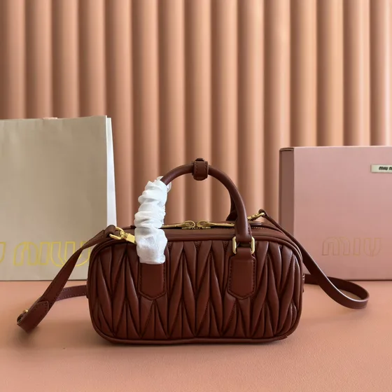 Miu Miu Matelassé Läder Topphandtag Bag Brun Topphandtag