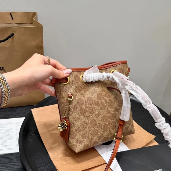 Coach Mini Bolso cubo In Signature Lona Khaki Crossbody