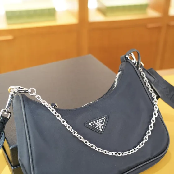 Prada Re-Edition 2005 Schultertasche Schwarz Crossbody