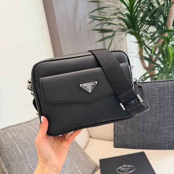Prada Saffiano Кожа Сумка кросс-боди Чёрный Crossbody