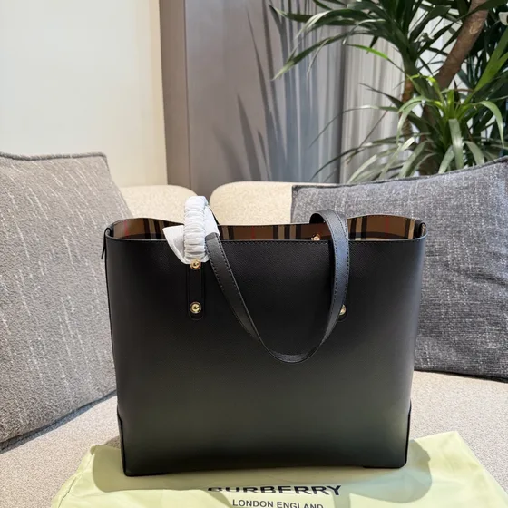 Burberry Embossed Crest جلد Tote Bag أسود Tote Bag