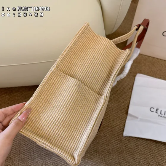 Celine Triomphe สีครีม 39×29cm Tote Bag