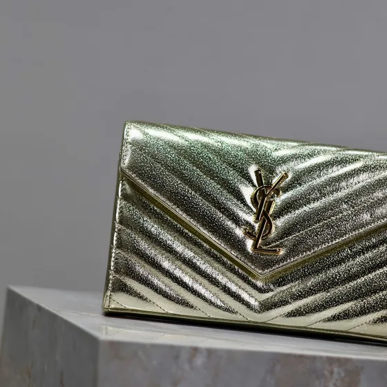 YSL Cassandre Matelassé Chevron Envelope Chain Carteira Dourado Woc