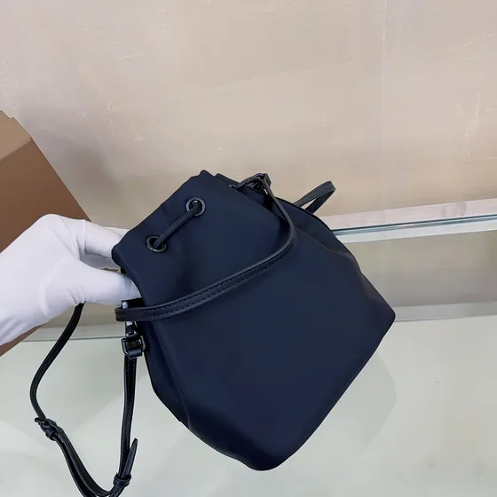 Burberry Logo Print Nailon Drawstring Estuche Bolso cruzado Negro Crossbody