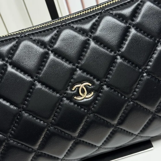 Chanel Quilted Diamond Hobo Schwarz Hobo