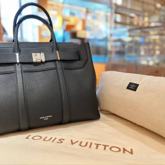 Louis Vuitton M23513 Preto business