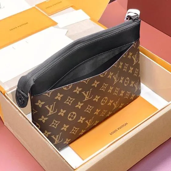 Louis Vuitton Pochette Voyage Souple Monogram Eclipse 32 x 21 x 8 cm everyday