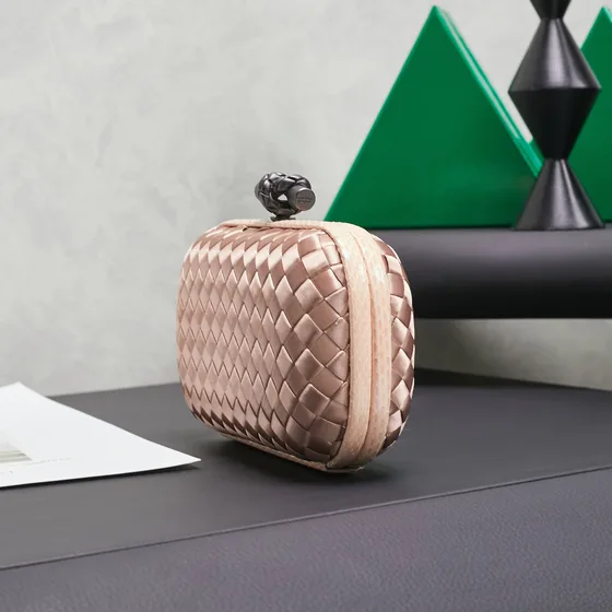 Bottega Veneta Intreccio Satin Knot Riñonera Champagne Rosa Riñonera