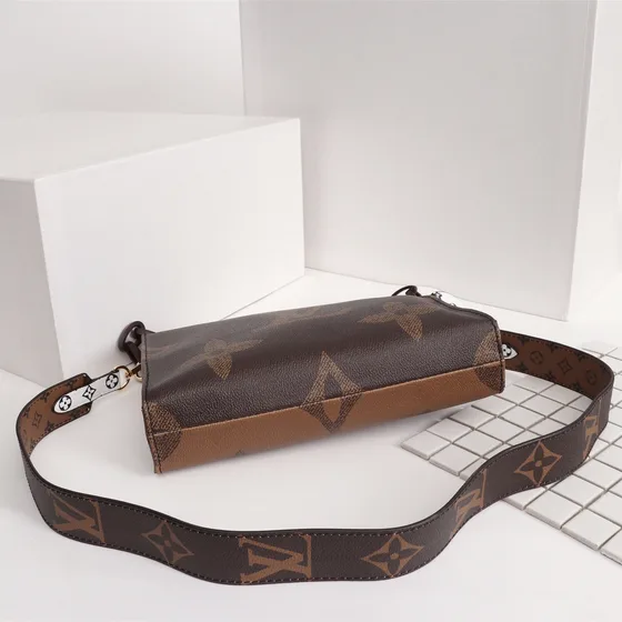 Louis Vuitton Toiletry Pochette On Chain Marron Crossbody