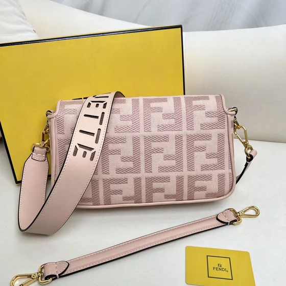Fendi Baguette Roze Schoudertas