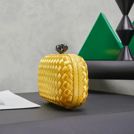 Bottega Veneta Intreccio Satin Knot Riñonera Amarillo Riñonera