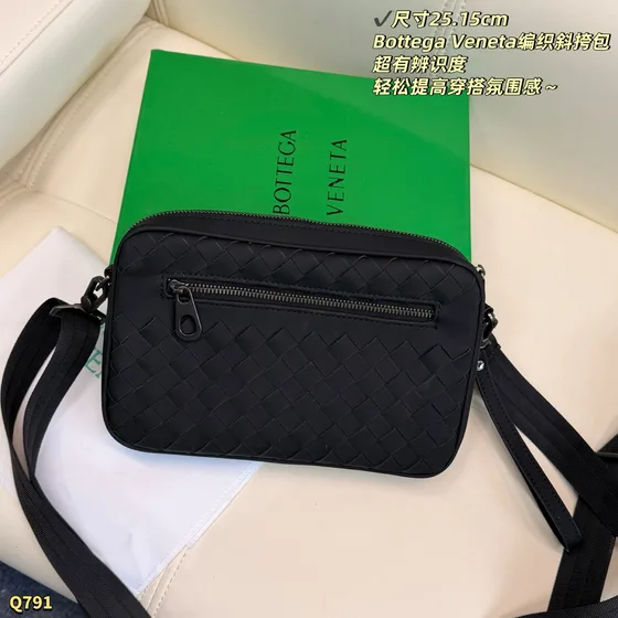 Bottega Veneta Intreccio Nylon Camera Crossbody Bag Black 25 15cm Crossbody