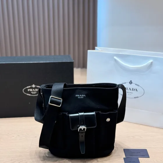Prada Nylon Bucket Crossbody-väska Svart Crossbody