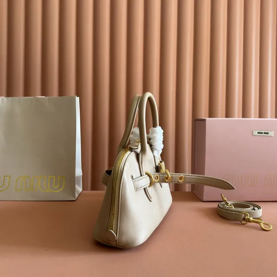 Miu Miu Couro Top-Handle Bag Bege Alça superior