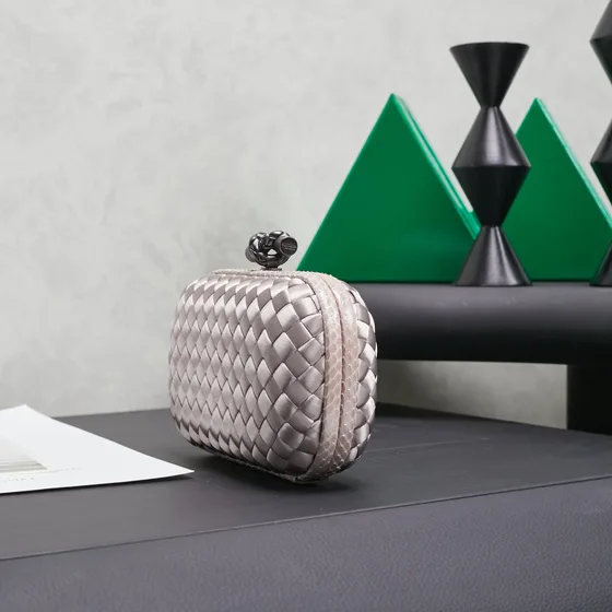 Bottega Veneta Intreccio Satin Knot Clutch Prateado Gray Clutch