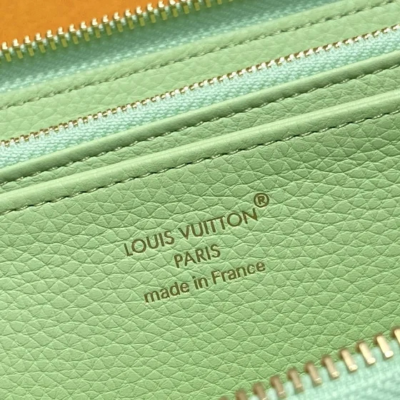 Louis Vuitton Light สีเขียว