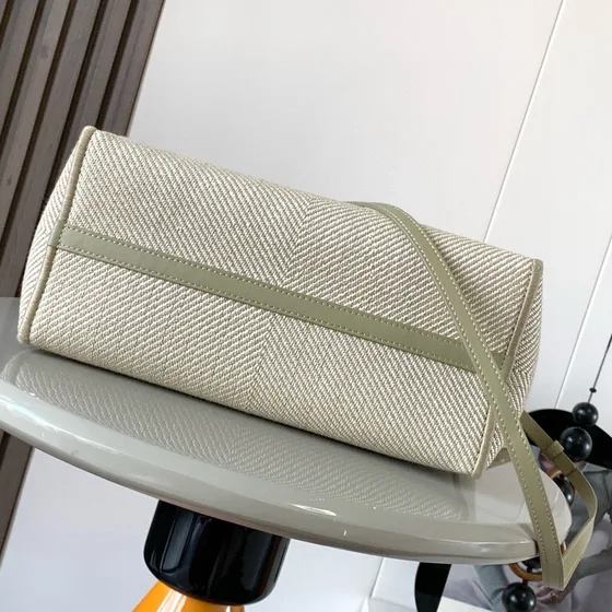 Loewe Medium Loewe Font Tote In ผ้าใบ สีครีม Tote Bag