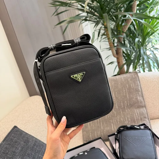 Prada Embossed Triangle Logo Pelle Borsa a tracolla Nero Crossbody