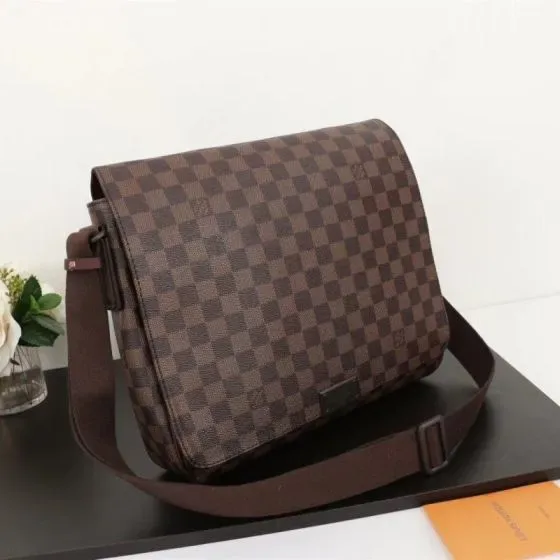 Louis Vuitton District Mm สีน้ำตาล Crossbody