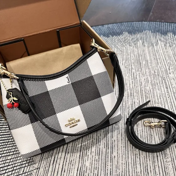 Coach Teri Shoulder Bag สีดำ สีขาว Buffalo Plaid Crossbody