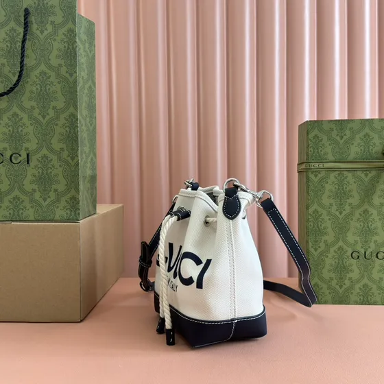 Gucci Gucci Print Mini Bøtteveske Hvit/Dark Blå Crossbody
