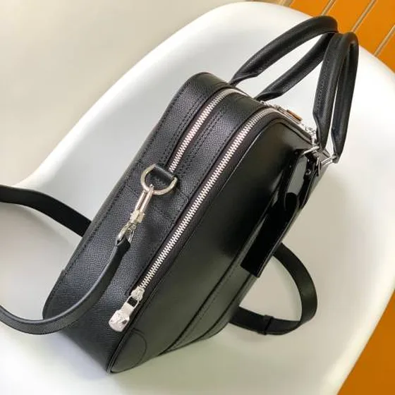 Louis Vuitton M30967 Black Taiga leather 39 5 x 29 x 9 cm business