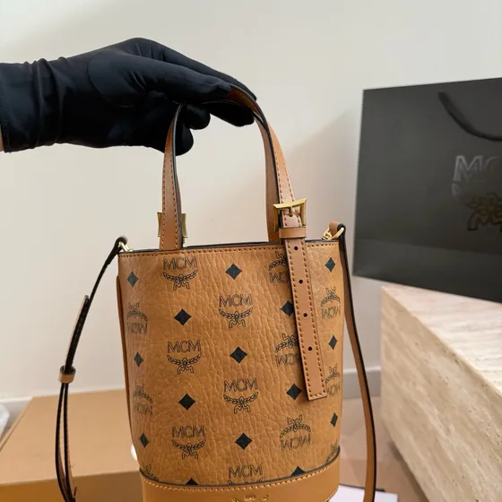 MCM Aren Visetos Mini Bolsa balde Cognac/Preto Crossbody