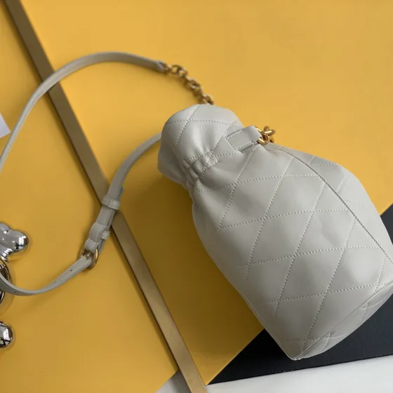 YSL Cc Quilted Drawstring Beuteltasche Light Beige Weiß Crossbody