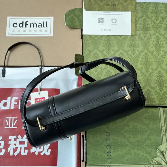 Gucci Sac épaule With Curved Flap Noir Sac épaule