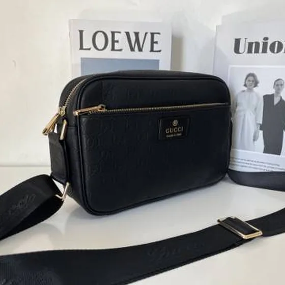 Gucci messenger Black GG embossed leather 27x18x7cm