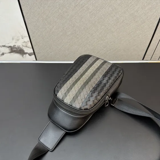 Bottega Veneta Intrecciato Webbing Stripe Sling Bag Svart/Grå Crossbody