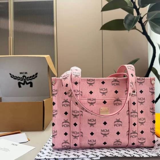 MCM München Tote In Visetos Hitam Tote Bag